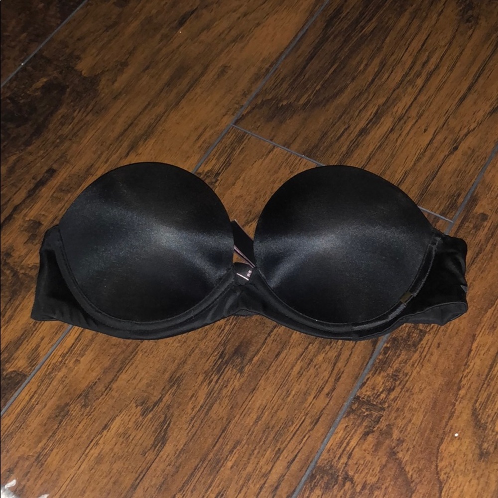 Black strapless bra